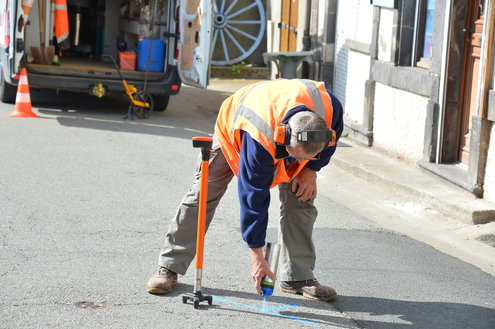 Après détection de la fuite, marquage au sol en vue de l'intervention de réparation