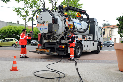 Intervention de l'équipe d'hydrocurage sur la voie publique à Riom