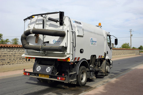 Balayeuse en action sur la voie publique Balayeuse en action sur la voie publique